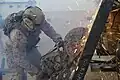 Operación de corte con disco diamantado en contexto militar. Con disco diamantado segmentado.