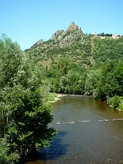 The Alagnon and the Léotoing castle.