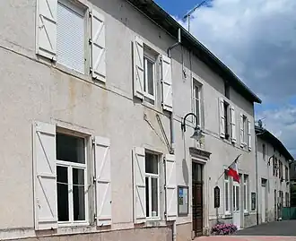 The town hall in Bazegney