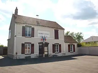 The town hall in Boutervilliers