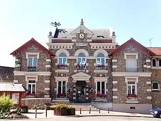 The town hall in Champlan