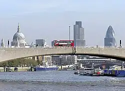 The centre span of the bridge, showing how it is carried on the cantilevered ends of the main beams
