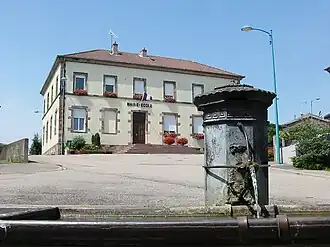 The town hall and school in Domptail