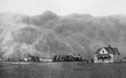 A Texas dust storm covers homes (1935)