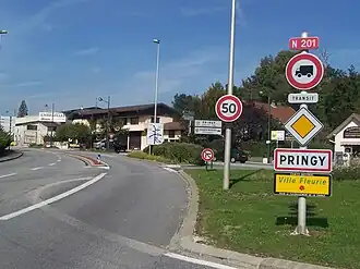 The road into Pringy