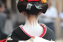 Make-up on the neck