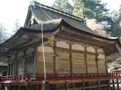 The typical shape of the back of a Hiyoshi-zukuri roof