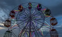 Illuminated_Ferris_wheel_at_dusk_in_Vientiane,_Laos