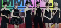 Image of Ive members posing dressed in full-black