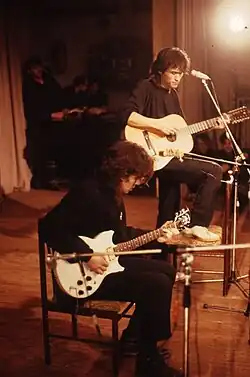 Yuri Kasparyan (seated) and Viktor Tsoi (standing) in 1986 during a concert in Leningrad