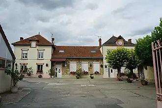 The town hall and school in Reuil