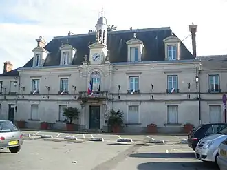 The town hall in Linas