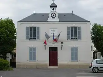 The town hall in Courson-Monteloup