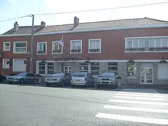 The town hall in Téteghem