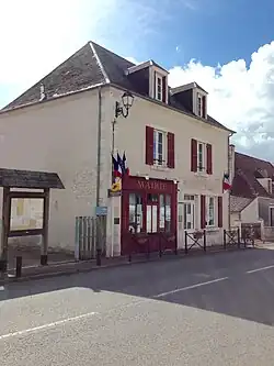 The town hall and post office in Morlac