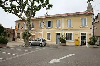 The town hall and post office in Travaillan