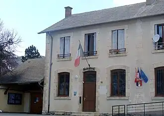 The town hall in Manteyer