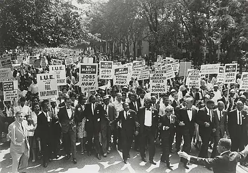 Marchers head toward the Lincoln Memorial
