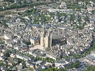 Aerial view of Mende, with the cathedral.