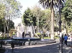 Fountain depicting the drinking coyotes that gave the town its name at the Jardín Centenario