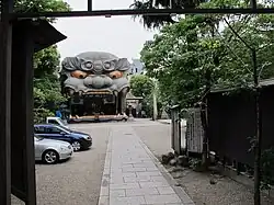 Look at the mouth from afar