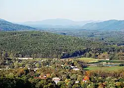 A view over New Castle to the mountains