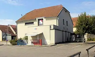 The town hall in Noidans-le-Ferroux
