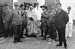 Al-Mukhtar surrounded by Italian officers after his capture