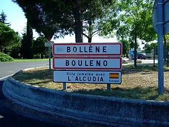 Entrance of Bollène. The 2nd sign shows the town name in Provençal. The 3rd one its town twinning.
