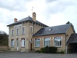 The school and town hall in Plessis-Saint-Benoist