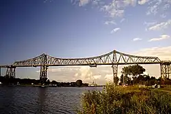 Railway bridge with transporter bridge