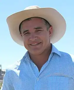 Robbie Katter with hat at lookout (cropped).jpg