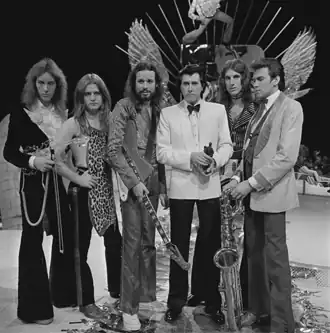 Roxy Music on TopPop in 1973. Left to right: Eddie Jobson, Paul Thompson, Phil Manzanera, Bryan Ferry, Sal Maida, Andy Mackay.