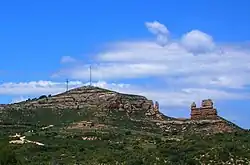 The Sierra Carrascosa with the Guerrero Romano rock formation near Bordón
