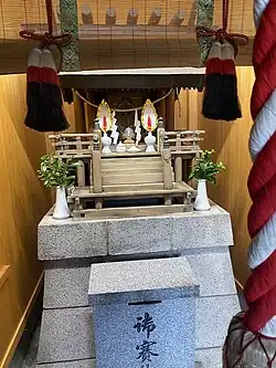 Honden chamber with ritual curtain