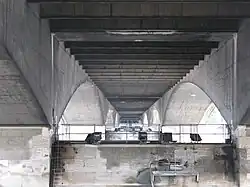 The design called for supporting beams only at the outside edges, to bring "light and sweetness" to the underside