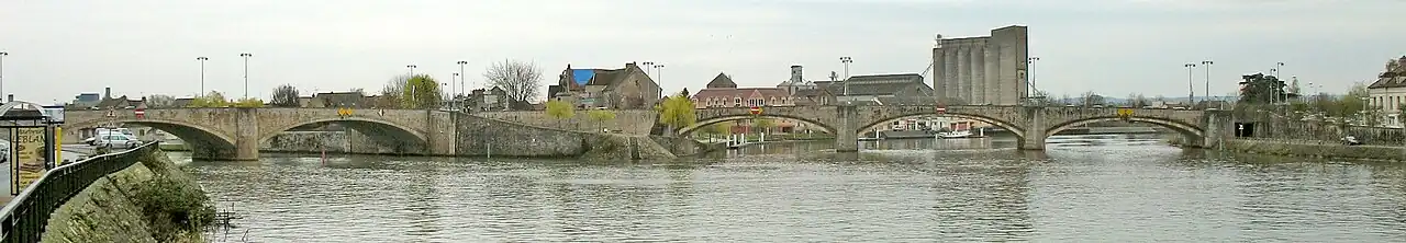 Confluence at Montereau-Fault-Yonne, the Seine to the left and the Yonne to the right.
